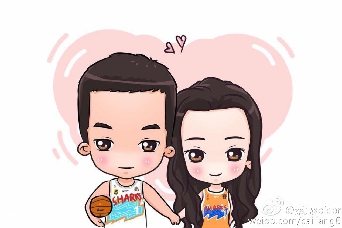 蔡亮单膝跪地，手中捧着由数百朵红玫瑰组成的超大花束，面前的未婚妻既惊讶又感动，双手掩面，眼中闪烁着幸福的泪光。