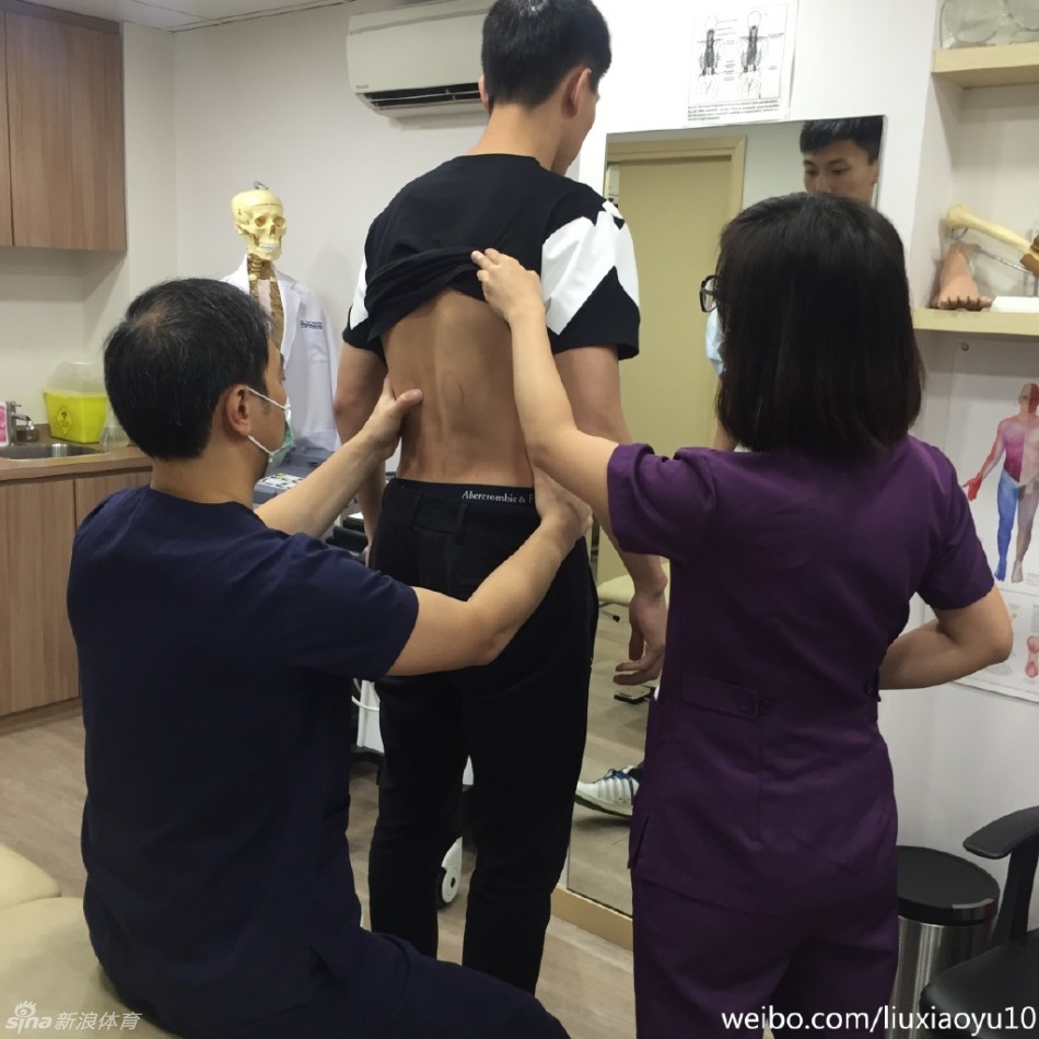 在北京的训练馆里，为了加强核心力量，刘晓宇想出妙招：他将身体悬空架在两张椅子之间，腹部稳稳地顶着一整箱矿泉水，这是属于他的特殊康复训练。