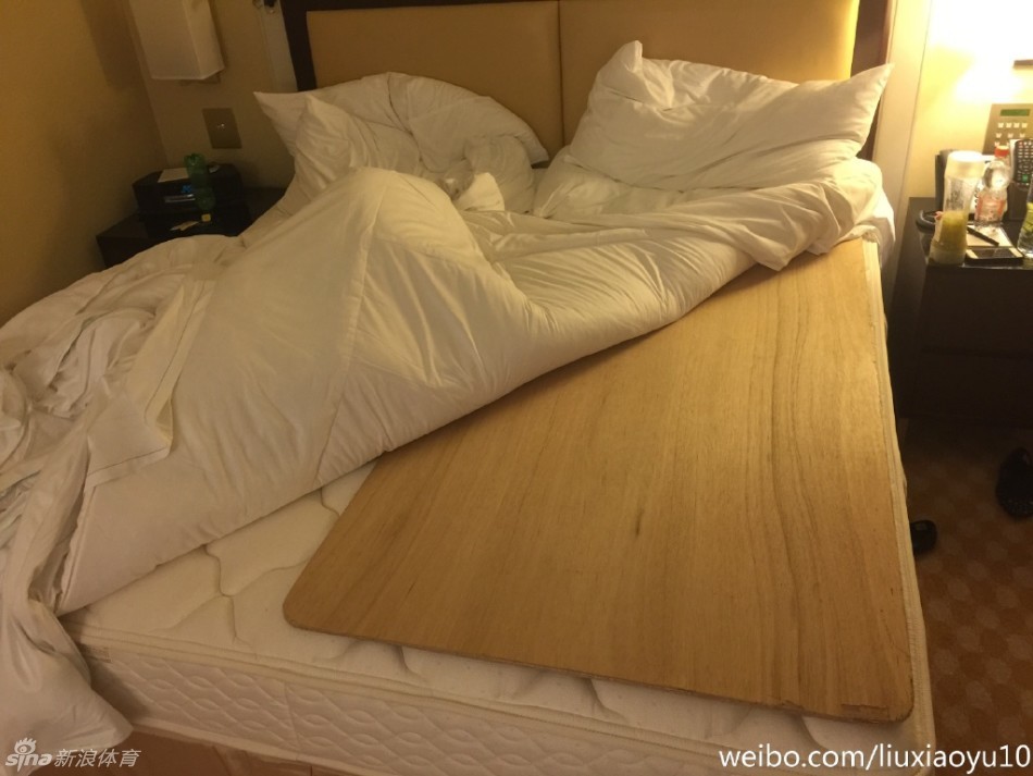 在国奥队的比赛暂停间隙，刘晓宇眼神专注地盯着战术板，与教练积极沟通，作为一名经验丰富的老将，他正在用实际行动带动着身边的年轻队友。