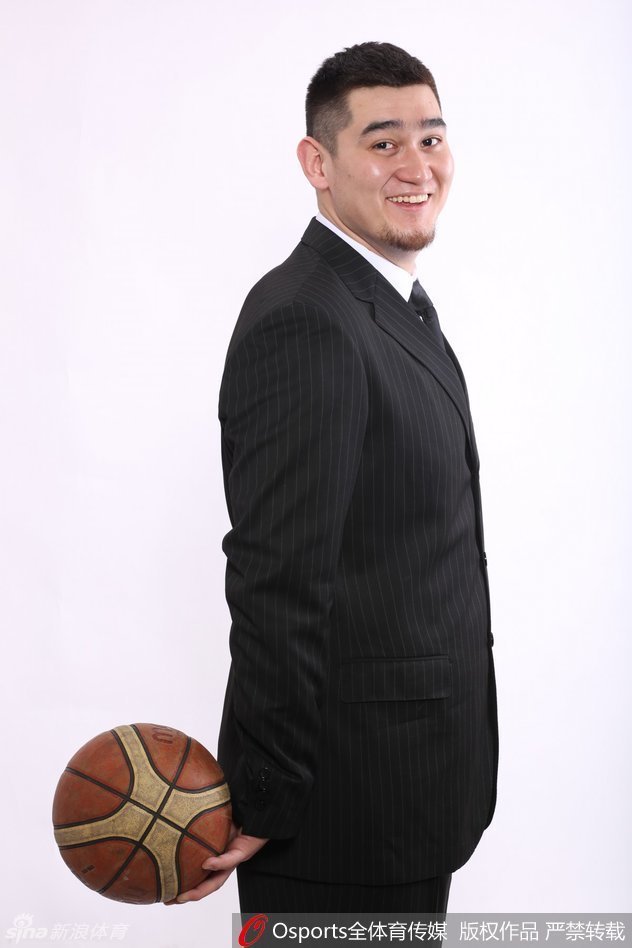 新娘俏皮地为他整理领带，而这位在篮下能硬抗外援的壮汉竟显得有些羞涩，脸上洋溢着即将成为新郎的幸福笑容。