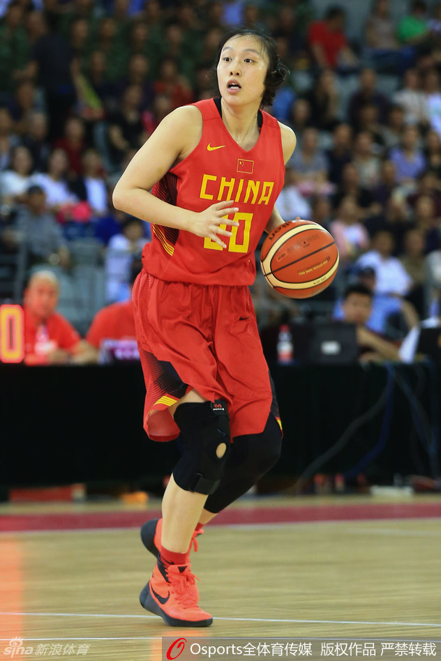 高大的内线屏障黄红玭在弧顶策应传球，她利用身高优势观察队友跑位，如同一座高塔般为球队的进攻梳理脉络。