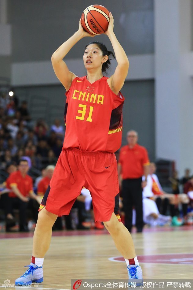 吴迪毫不畏惧地持球冲击篮下，面对老将陈楠的防守依然果断起跳，展现了年轻一代敢打敢拼的犀利球风。