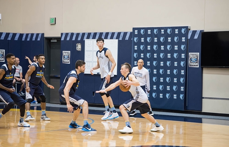 训练间隙，周琦与助教进行交流，他认真聆听的神情显示出对提升自身力量和对抗水平的渴望与专注。