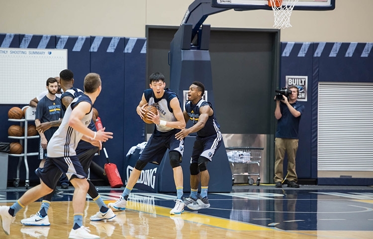 周琦完成一次精彩的防守后，脸上露出自信的笑容，这一刻他的天赋在球场上得到了淋漓尽致的展现。