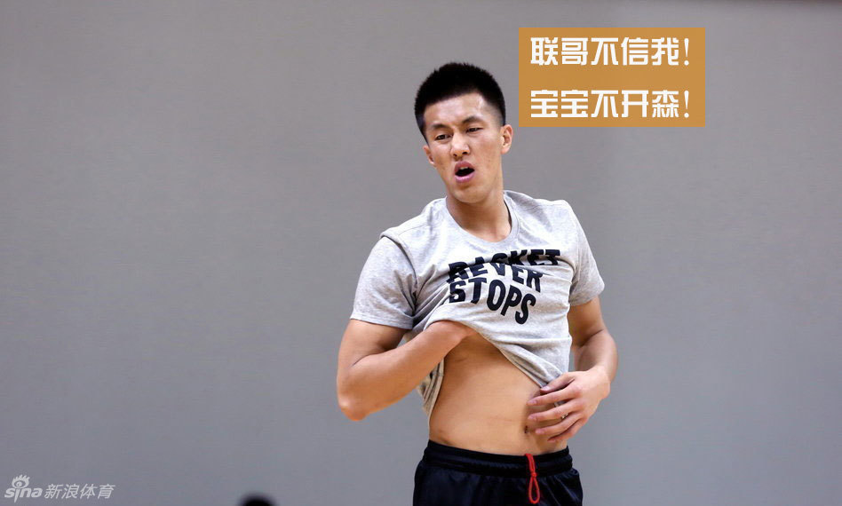 易建联一脸嫌弃地单手推开礼物，眼神里写满了‘别来这套’，郭艾伦则捧着被退回的礼物，表情尴尬又无奈。