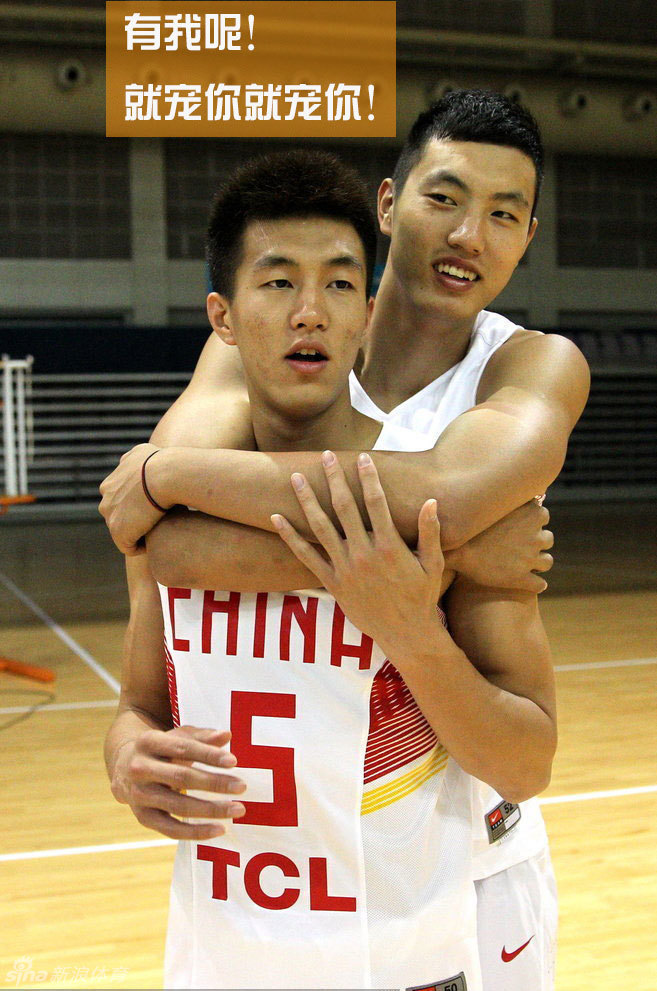 郭艾伦和赵继伟紧紧相拥，易建联站在一旁伸手轻拍继伟的肩膀，三人的脸上都带着笑容，画面温馨有爱，体现了男篮的团队情谊。