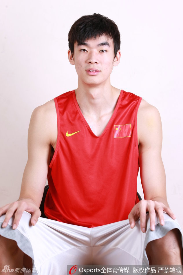 青年联赛中的李慕豪高高跃起，与对手争抢篮板，瘦削的身材下是无限的活力和对胜利的渴望，这是他初露锋芒的证明。