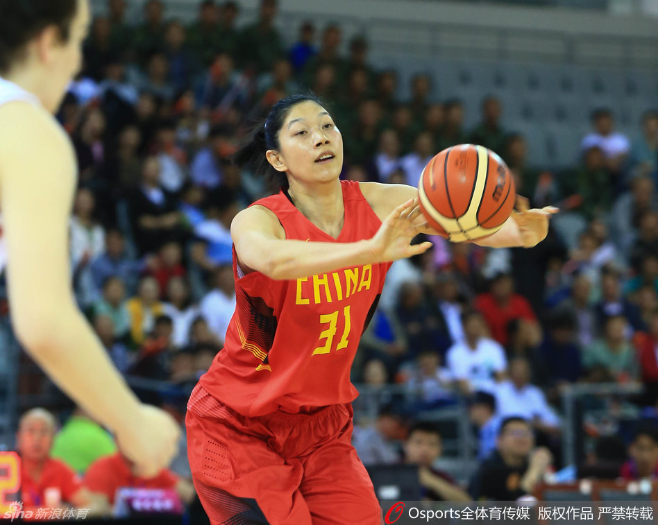 邵婷持球高速推进，面对防守球员的干扰，她轻盈起跳，在空中舒展身体完成上篮。