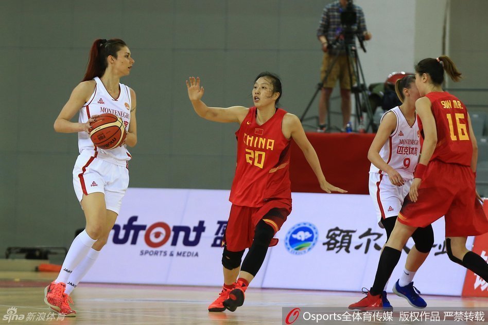 主教练马赫在场边激情指挥，双手拢在嘴边向场内队员传达着最新的战术指令。