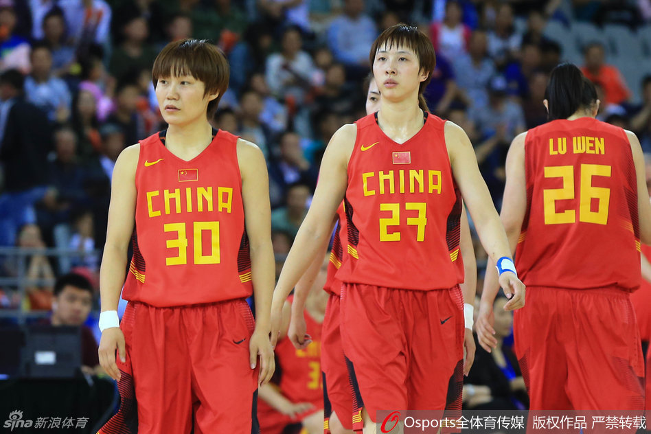 中国女篮将士们在赛前热身时神情专注，眼神中透露出必胜的决心与斗志。