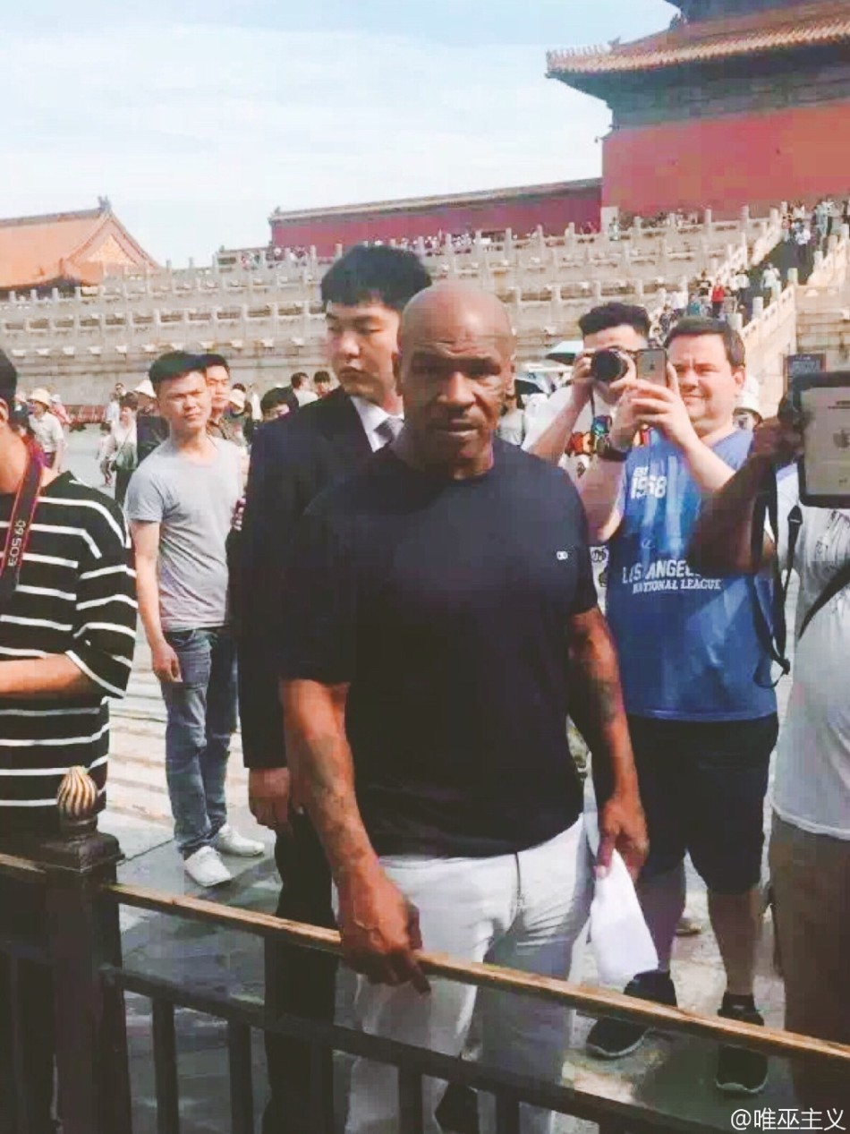 泰森逛故宫吃雪糕_高清图集_新浪网
