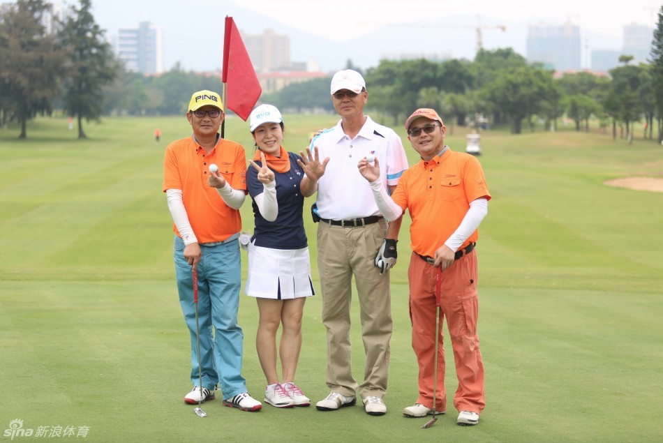 总杆冠军郭金铨手持奖杯，在果岭上留下胜利的英姿，笑容中充满自信与喜悦。