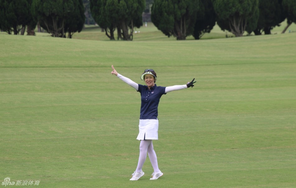 活动尾声，全体参与者在绿茵场上留下大合影，一张张笑脸凝聚成充满欢乐与成就感的珍贵记忆。