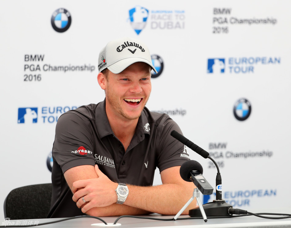 发布会上的威利特身体微微前倾，正专注地回答记者提问，表情认真而专业