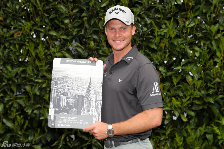 威利特在户外活动中开怀大笑，笑容极具感染力，展现出他赛场下的亲切与随和