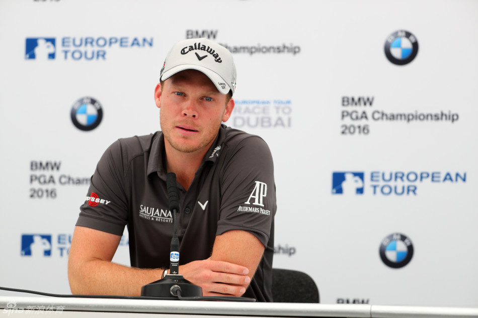 妮可俏皮地看向镜头，威利特则在旁笑容满面，仿佛刚刚分享了一个只有两人才懂的玩笑