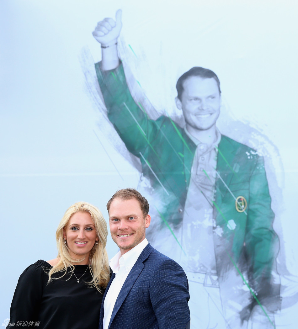 威利特夫妇在活动红毯上十指相扣，妮可一袭长裙优雅迷人，两人面对镜头绽放出幸福的笑容