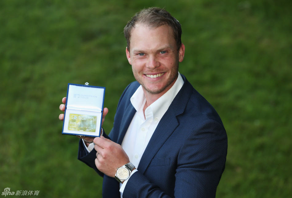 威利特与妻子妮可一同离开活动现场，两人背影相伴而行，画面宁静而温馨