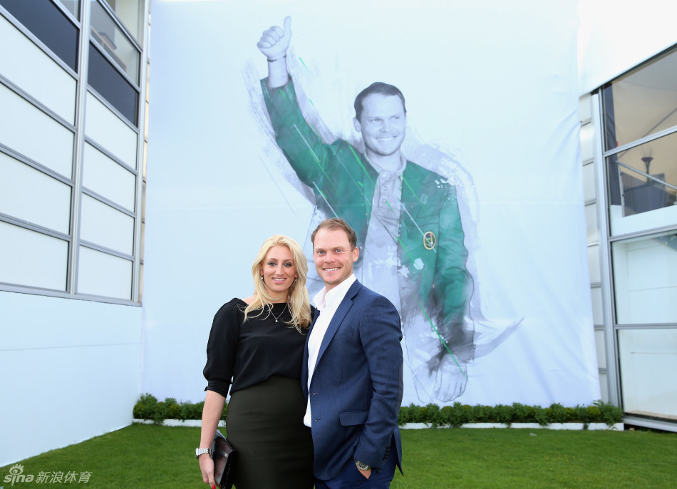 威利特高举奖杯瞬间，身旁的妻子妮可激动鼓掌，眼中闪烁着喜悦的泪光