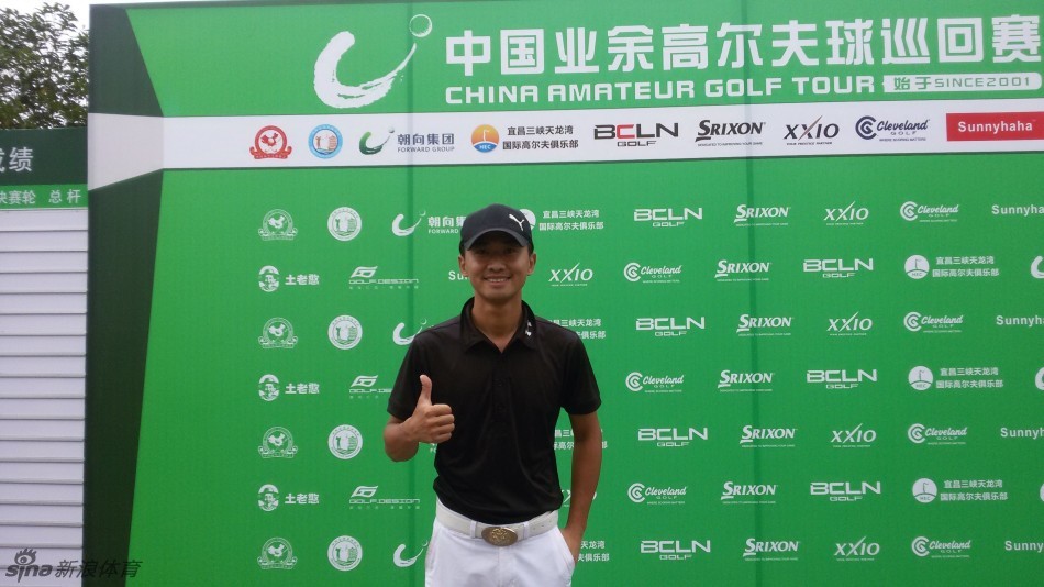 赛后蔡思涛向观众挥手致意,脸上洋溢着灿烂而真诚的笑容,那是享受比赛、超越胜负后的坦然