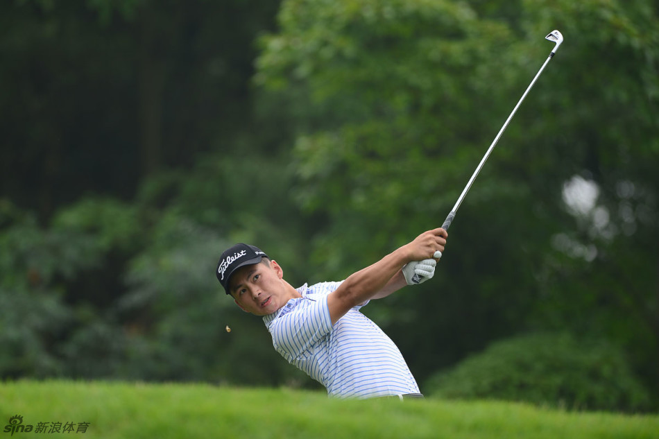 蔡思涛在球道上专注挥杆,身姿挺拔,白色上衣在绿茵场上格外醒目,仿佛将音乐舞台上的专注带到了高尔夫赛场