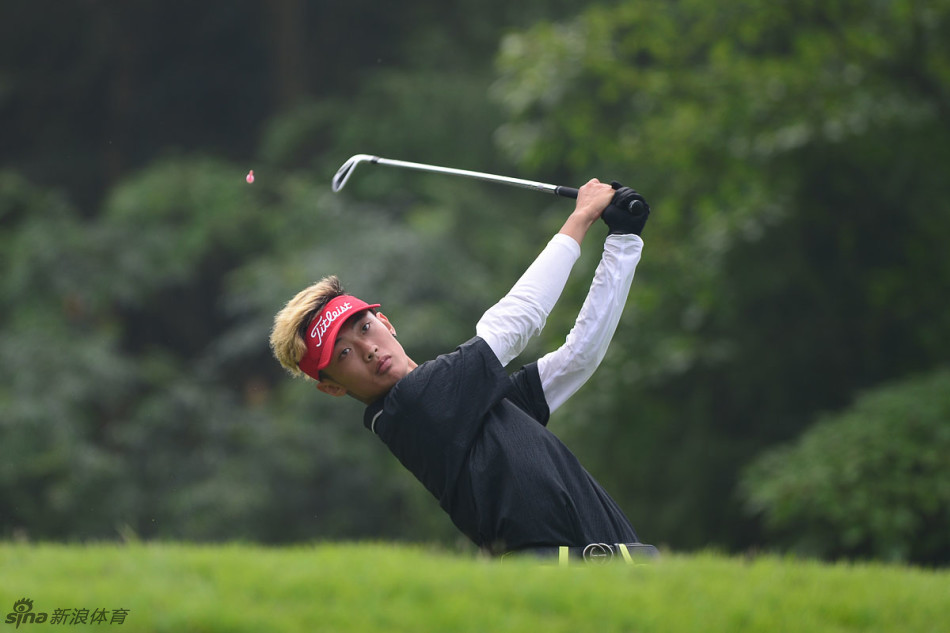 果岭之上,蔡思涛正凝神查看推杆线路,眼神锐利如鹰,仿佛在阅读一首沉默的地形诗篇