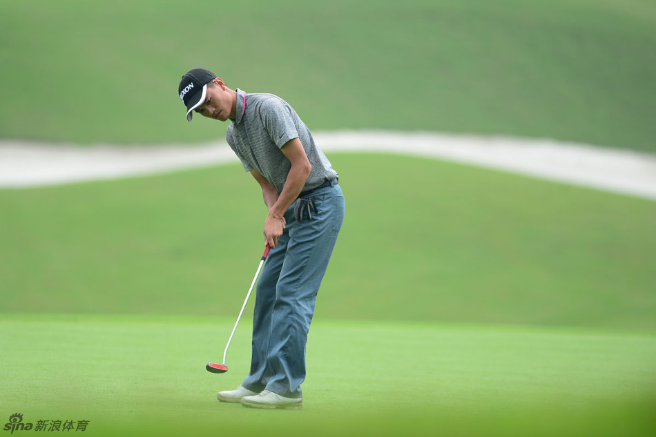 一记漂亮的切球划过空中,蔡思涛抬头凝望小球飞行的轨迹,眼神中充满期待与计算