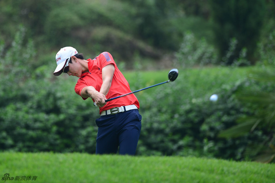 收杆动作干净利落,蔡思涛保持完美的结束姿态,白衣身影在蓝天绿草间定格为一道飒爽的风景