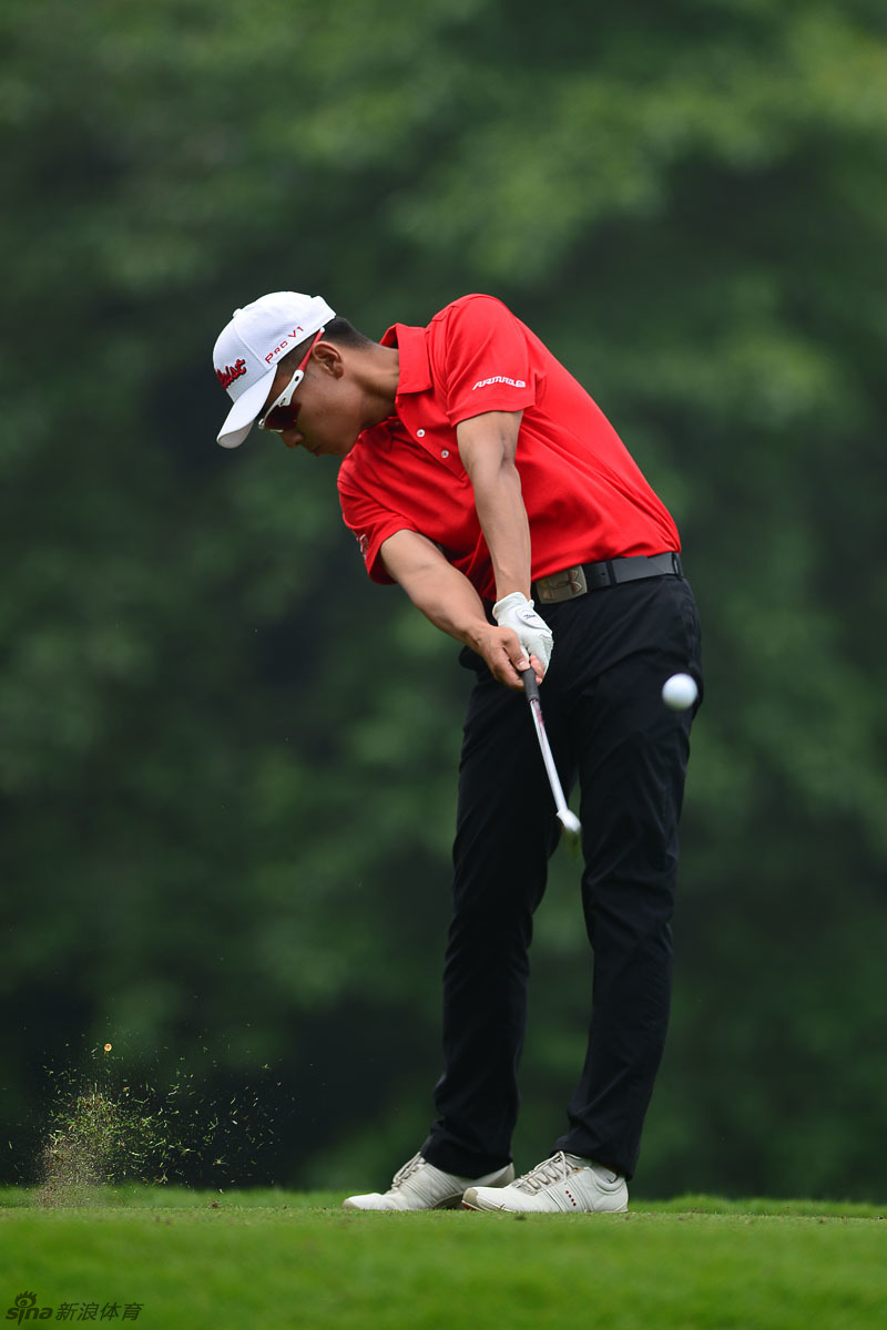 微风轻拂,蔡思涛的衣角与发丝微微飘动,他正全神贯注地准备下一次击球,世界仿佛在此刻安静下来