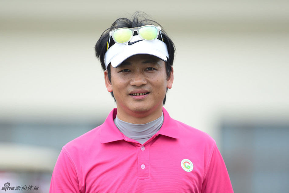 阳光洒在广阔的球场上,蔡思涛背着球包行走在绿茵之间,身影坚定而从容,迈向他的下一个挑战