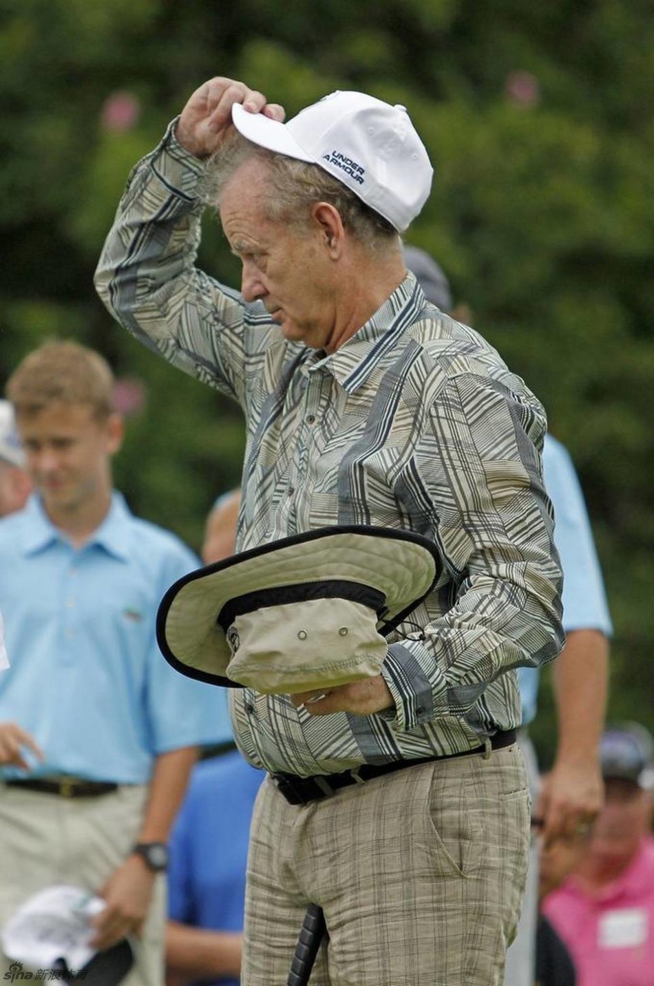 斯皮思与默瑞在球场上并肩行走，边走边聊，气氛轻松愉快，展现了两人搭档的默契。