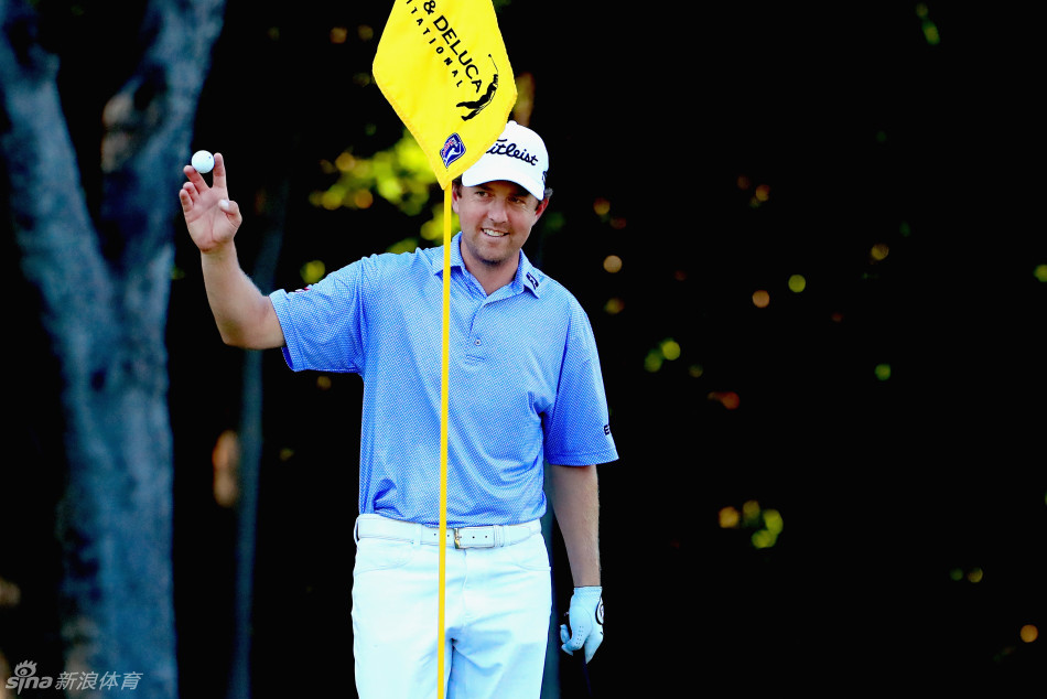 澳大利亚名将亚当·斯科特完成优雅的收杆动作，目光随球飞向果岭