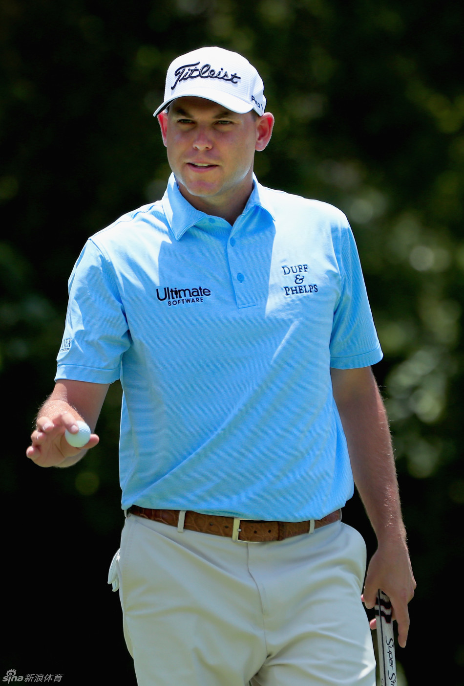 老将斯图尔特·辛克在比赛中回归，正沉稳地进行推杆准备