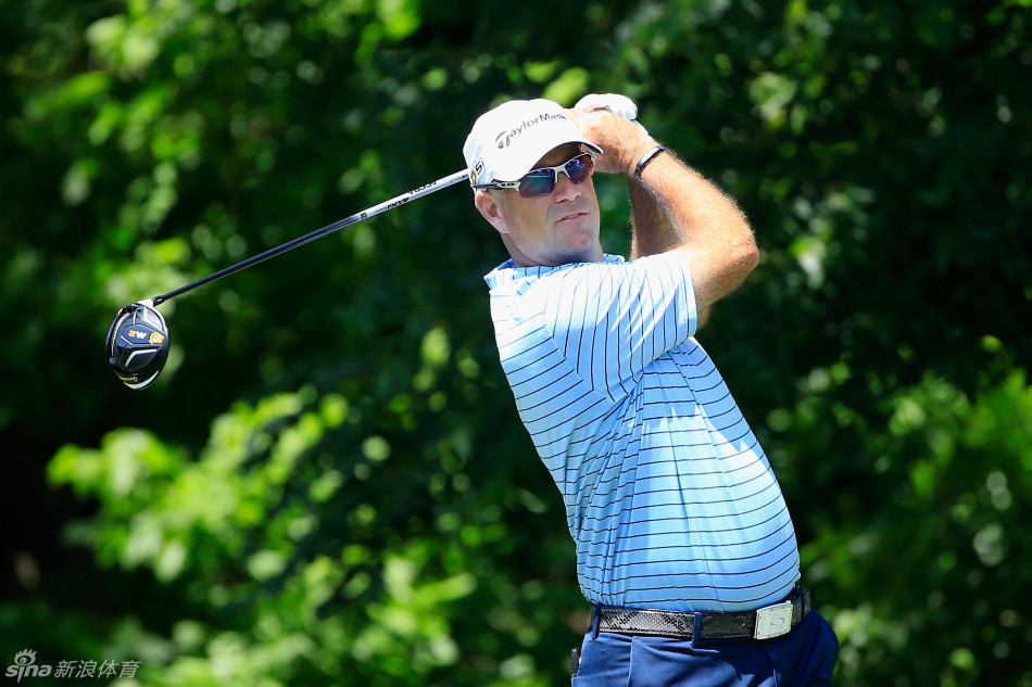 马特·库查尔在球场沙坑中成功完成一次高难度救球，沙砾飞扬