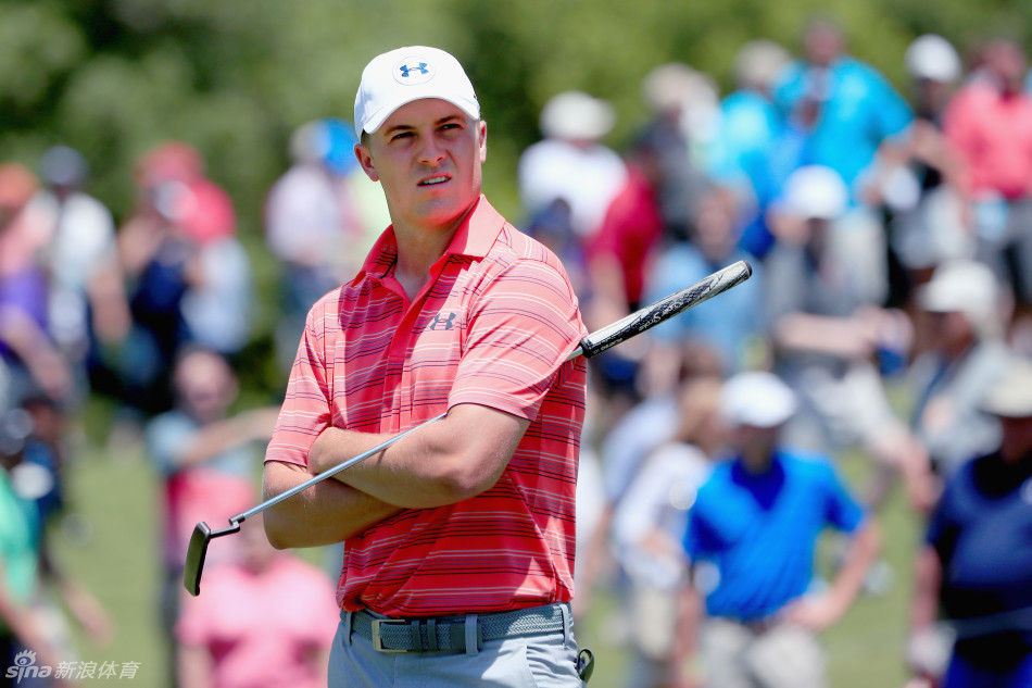 伊恩·保尔特跪在果岭边，以独特的低角度仔细观察复杂的推杆线路