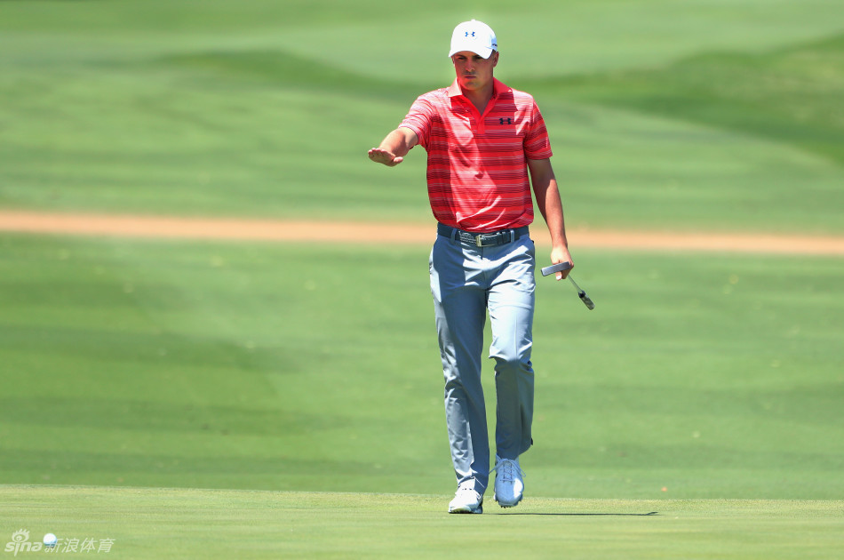 领先者布莱斯·莫德尔在果岭上专注地观察推杆线路，神情冷静