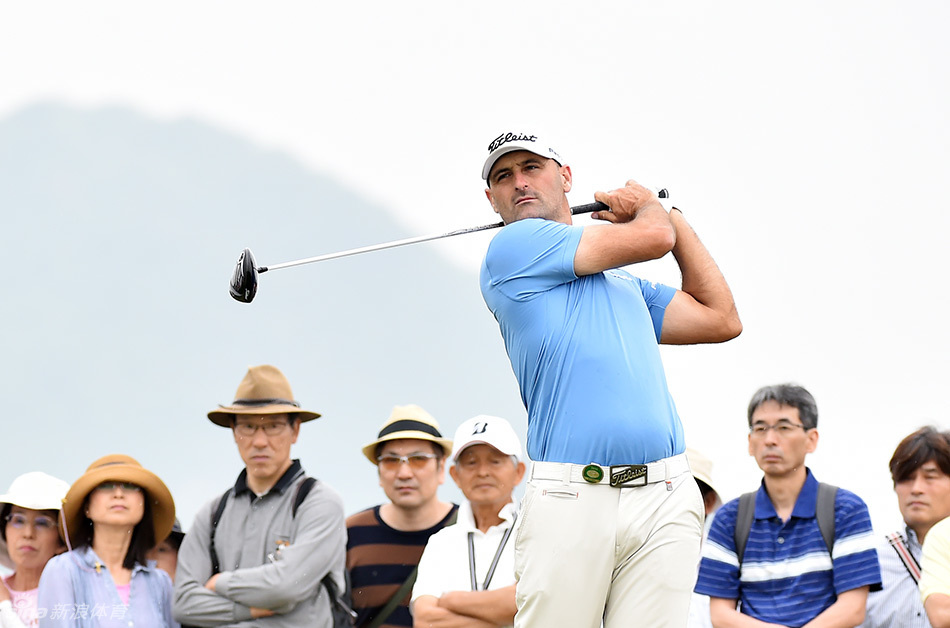 韩国名将金庚泰在击球前进行深呼吸，全神贯注地凝望着远方的球道，寻找最佳击球路线。