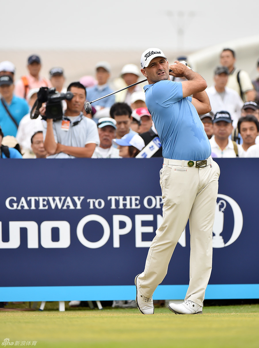 日本选手小平智在一号洞开球，动作流畅而稳定，目光紧随小白球飞向开阔的球道。