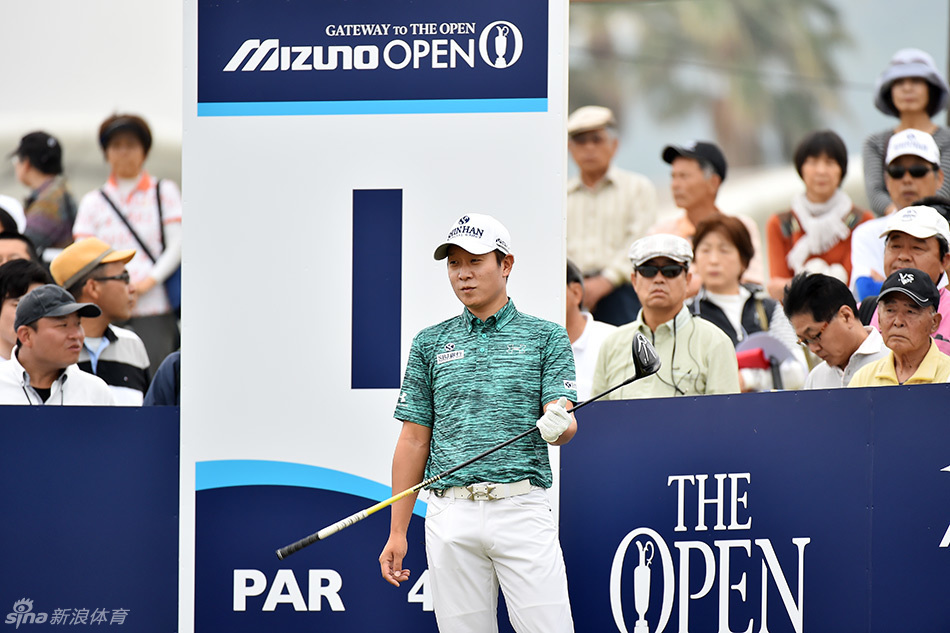 金庚泰在沙坑中优雅救球，沙砾飞溅的瞬间展现了他处理困难球位的高超技巧与冷静心态。