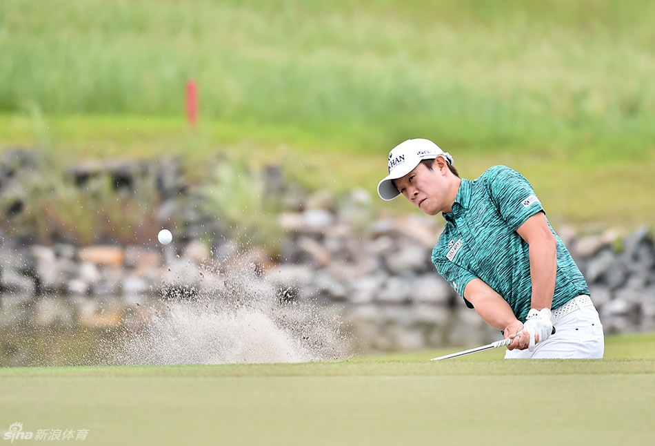 新西兰选手亨得利以极具力量感的姿态完成收杆动作，身体重心完全转移至前脚，展现出挥杆的完整与平衡。