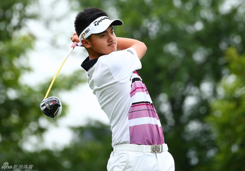 刘晏伟完成一次完美挥杆后的收杆动作,身姿挺拔,目光追随着远去的球