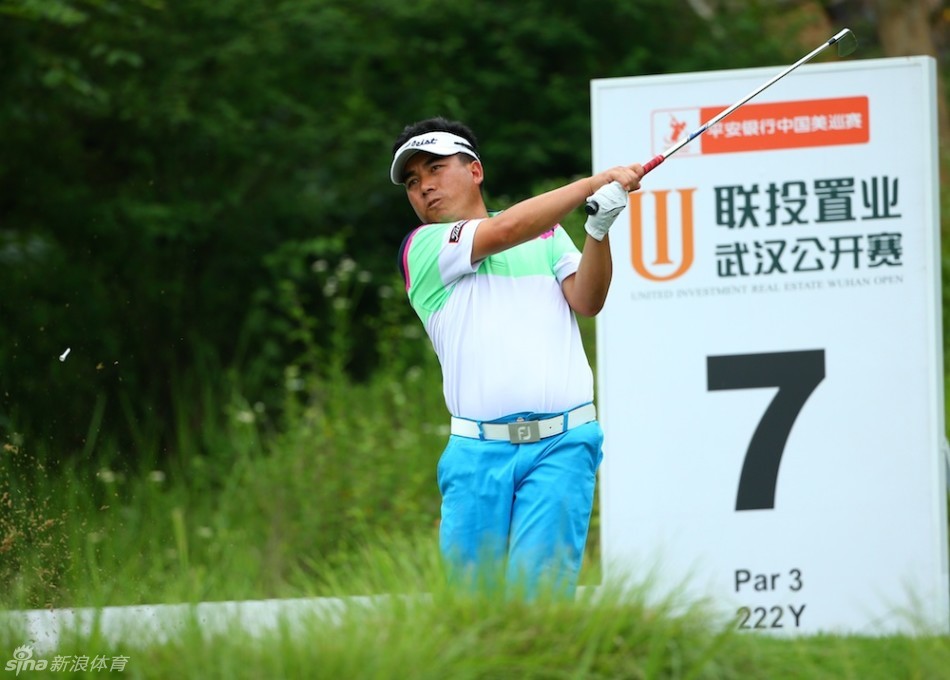 何绍才与同组球员李大韩在比赛中,何绍才正在观察,李大韩则已完成击球