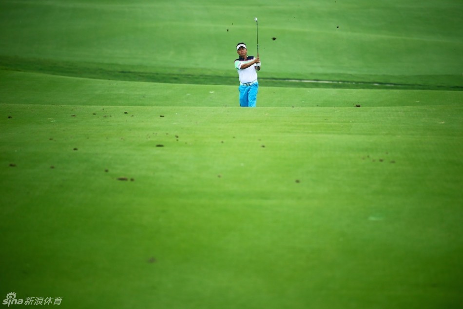 何绍才在开阔的球道上全力挥杆击球,动作充满力量感