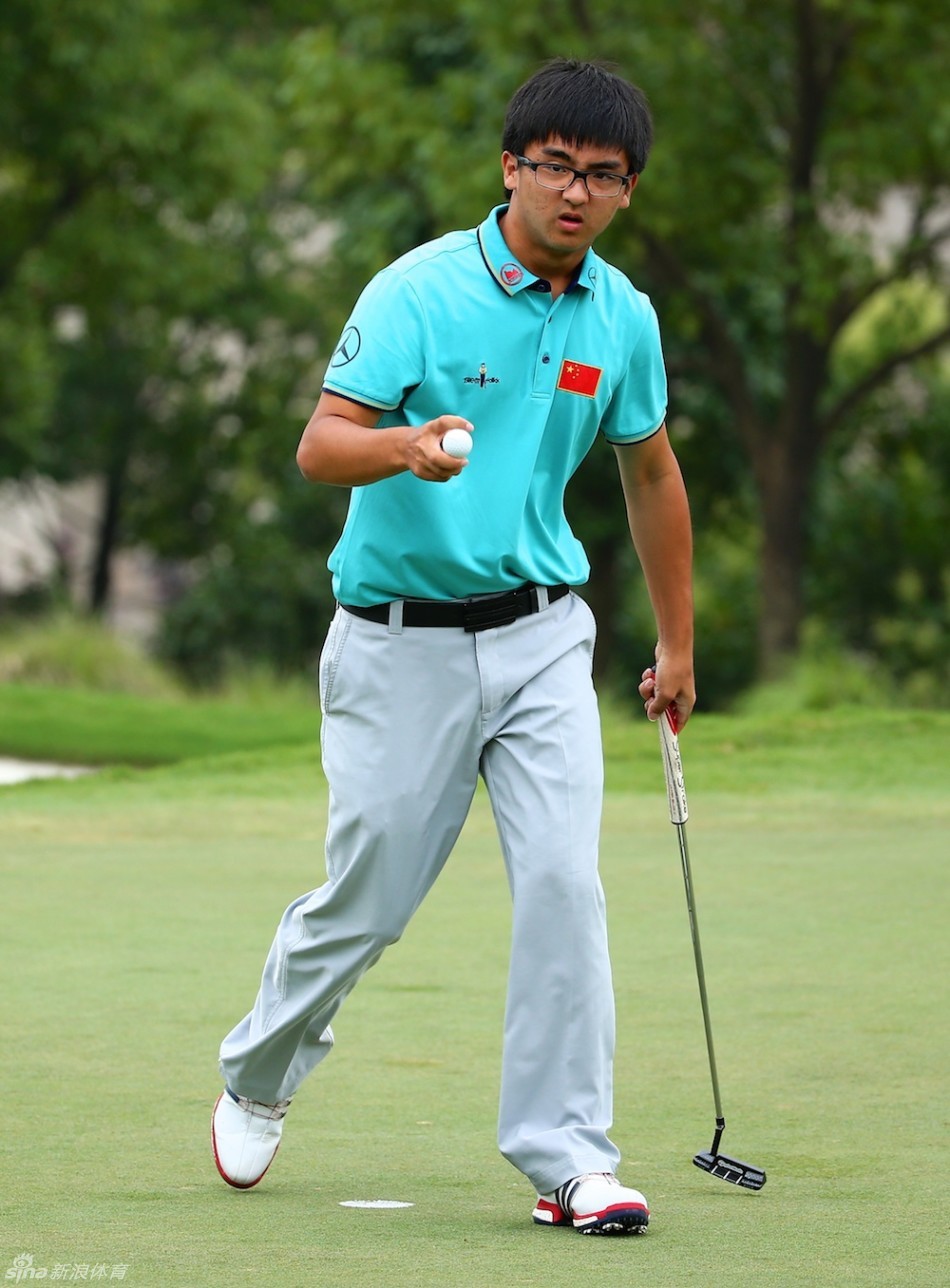 窦泽成向球童或观众做出手势,交流对当前球位的判断与下一杆的策略