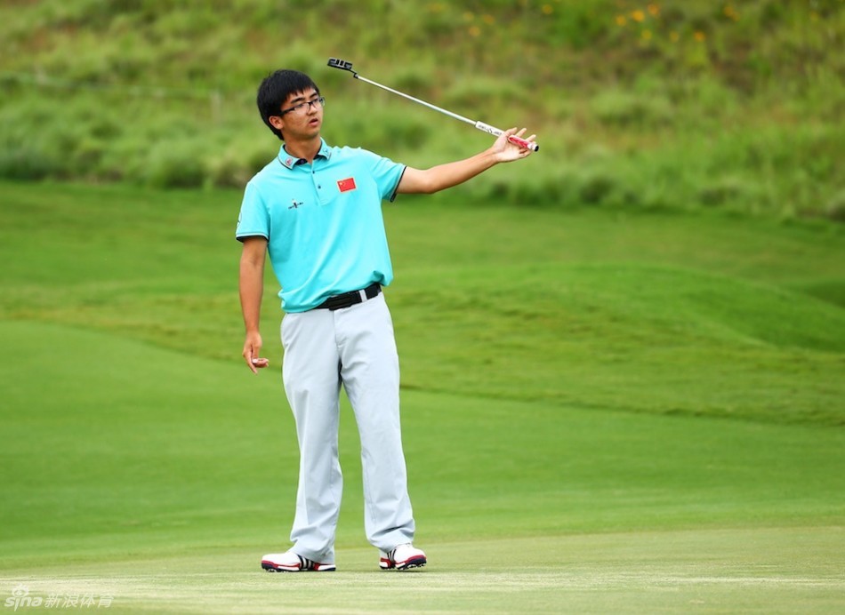 窦泽成正全神贯注地完成一次精准的切球,眼神紧盯着小白球的飞行轨迹