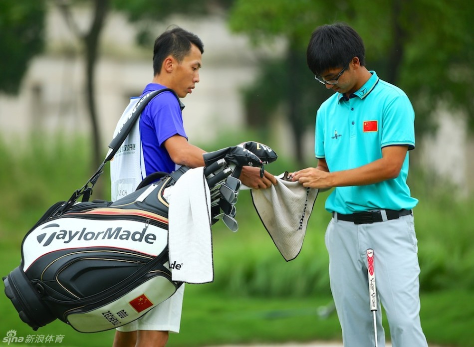 窦泽成单膝跪地,认真擦拭心爱的高尔夫球,这是赛场上片刻的宁静与专注