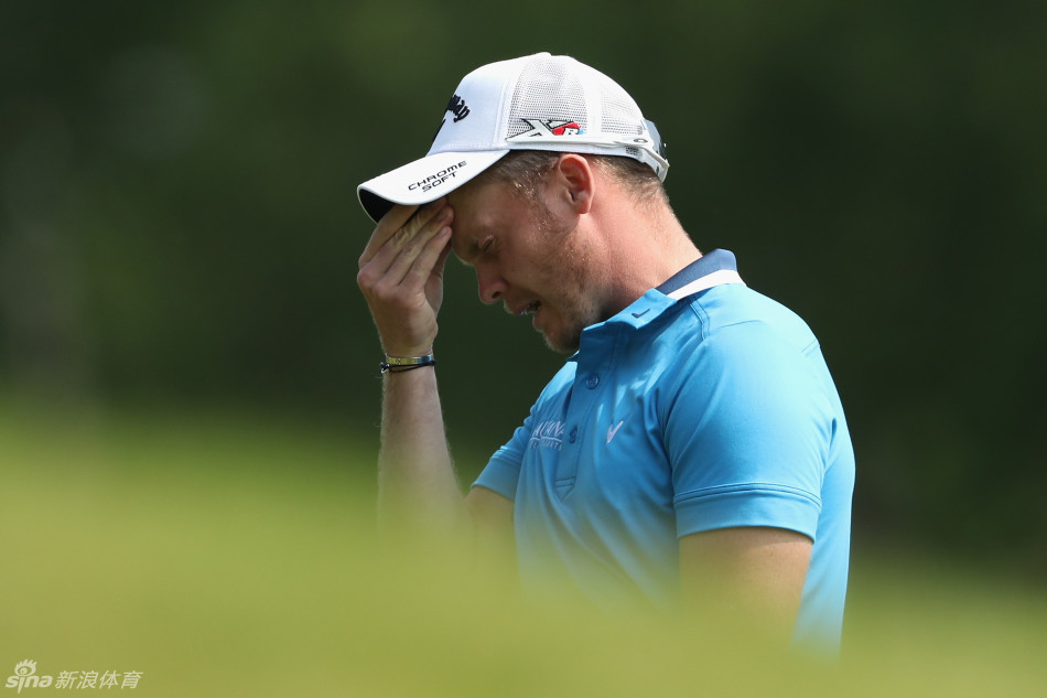 泰瑞尔·哈顿完成一记漂亮的小鸟推后,紧握拳头露出自信笑容,身后温特沃斯经典的俱乐部会所清晰可见