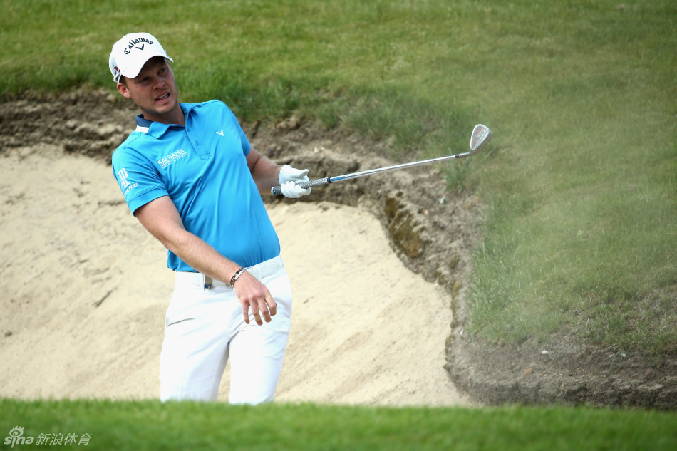 温特沃斯西球场沐浴在黄昏的金色光芒中,蜿蜒的球道与起伏的果岭静候着决赛轮最高潮的冠军决战