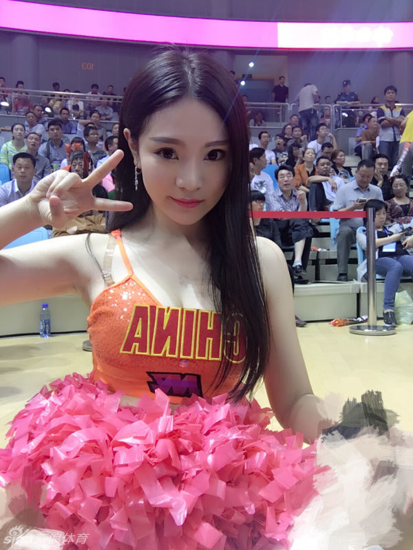 赛场上，化身篮球宝贝的她身穿亮色表演服，随着动感音乐扭动身体，火辣的舞蹈动作瞬间点燃全场气氛，成为球场中央最耀眼的一道风景线。