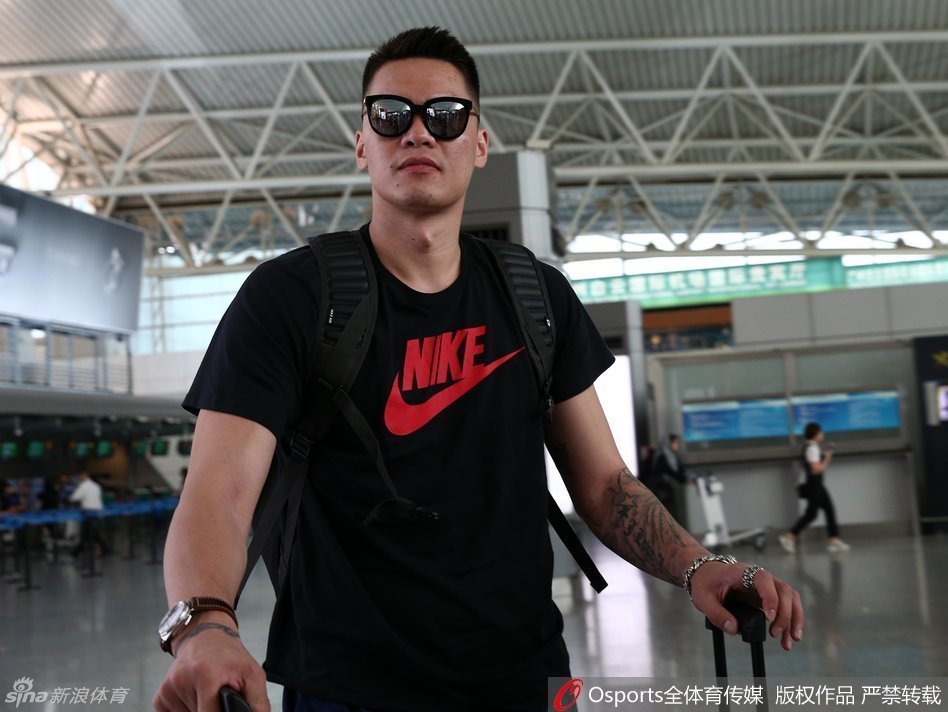 老将朱芳雨戴着时尚黑色墨镜，面露微笑推着行李车在机场现身，浑身上下散发出一种见惯大场面的从容霸气，仿佛这不仅仅是一次训练，而是一场早就计划好的征服之旅。